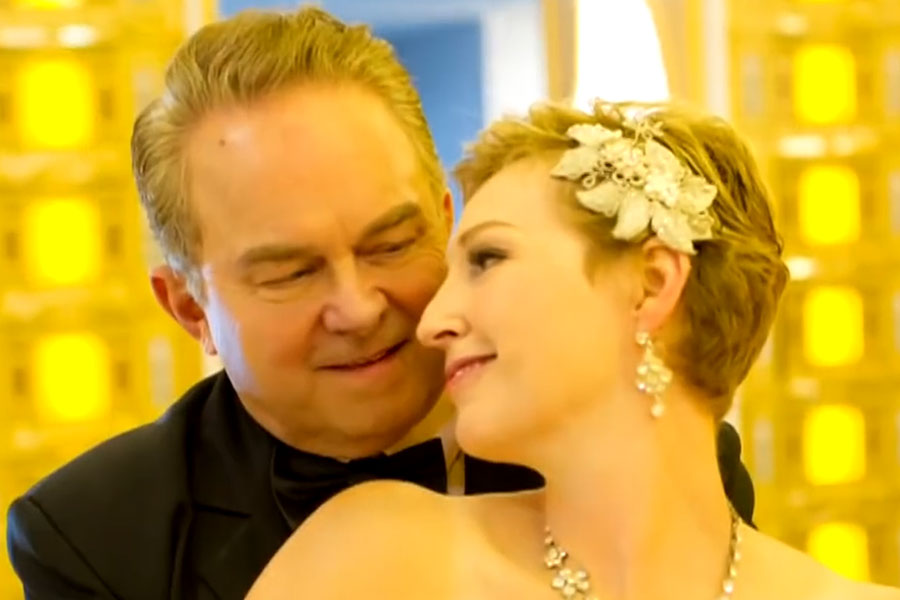 中天新聞 來台慶新婚30週年 美籍夫妻「靈骨塔」拍婚紗-封面圖